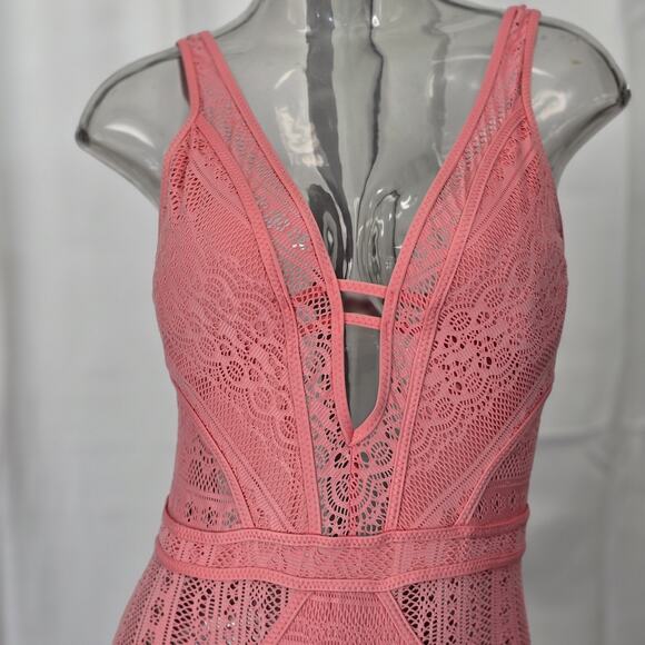 Becca Color Play Crochet Cut Out One Piece Swimsuit Pink Size M - Picture 4 of 9